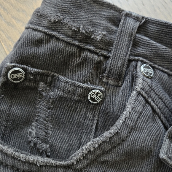 One x Teaspoon 'Hawk' black jean shorts size 25 - Picture 4 of 6